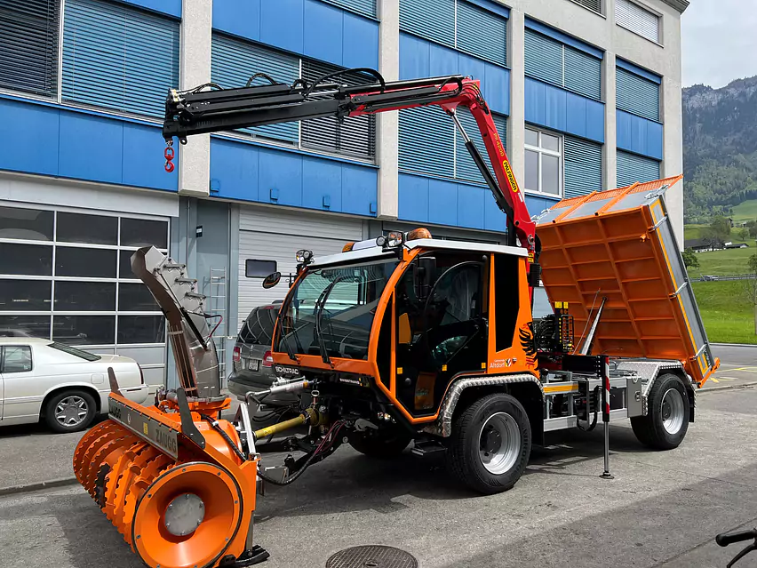 Schiltrac mit Fräse und Kran PK4200.jpg