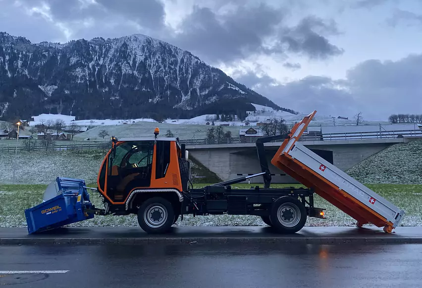 Schiltrac mit Kippschaufel und Hakengerät_1.jpg