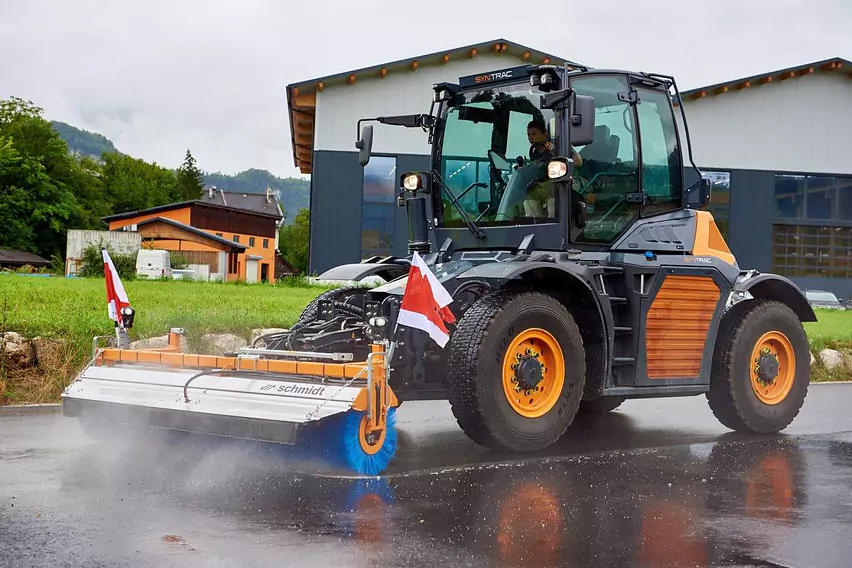 SYN TRAC mit Kehrmaschine 4.jpg