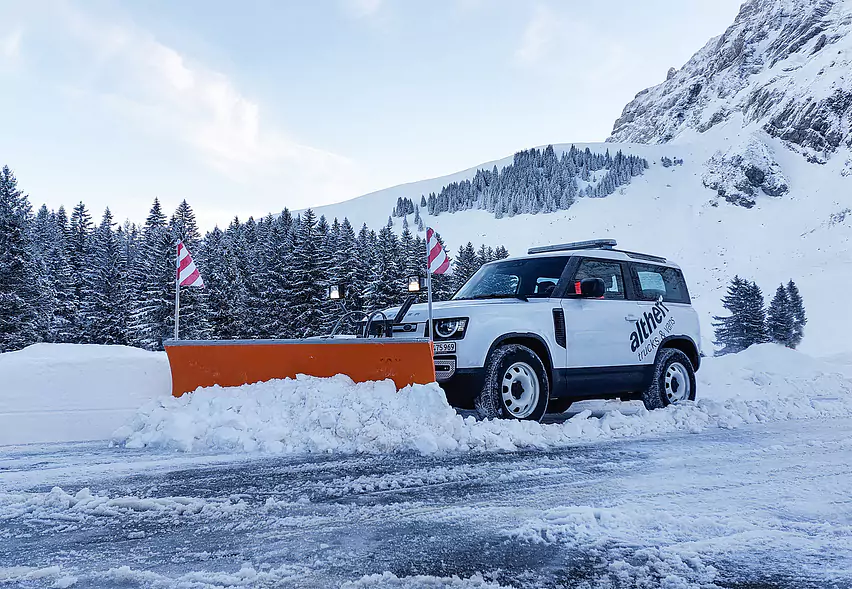 land rover defender mit schneepflug.jpg