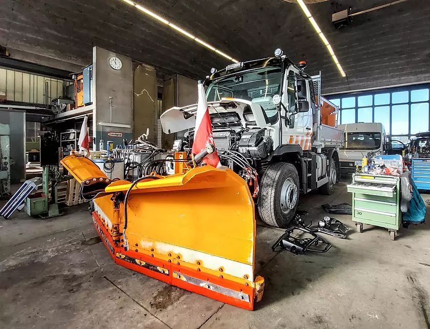 unimog werkstatt.jpg