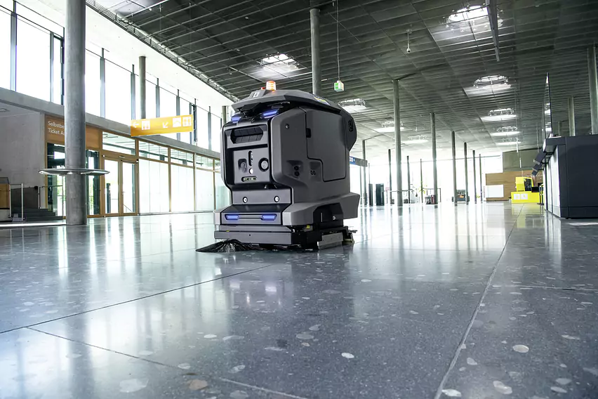 Kira_B_50_big_hall_airport_train_station_app_01_CI20-Screen.jpg
