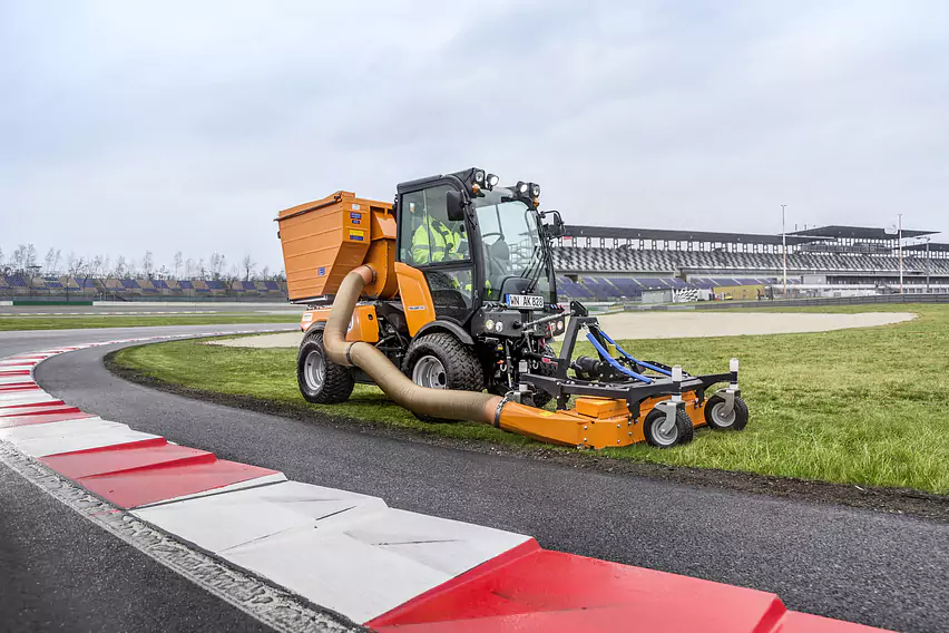 C_65_green_care_triplex_mower_municipal_public_services_race_track_app_01_CI20-Screen.jpg