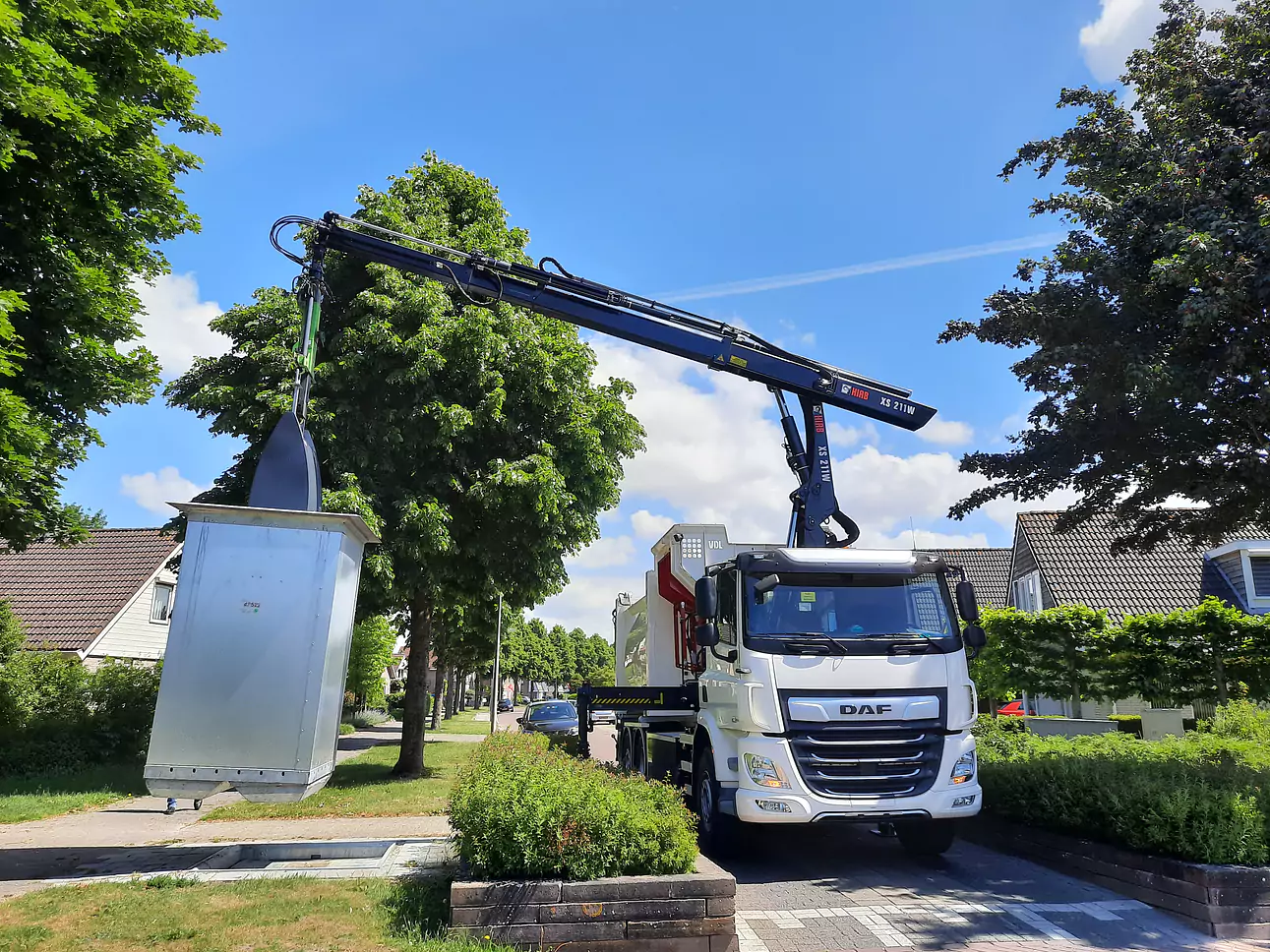 Véhicule électrique de collecte des déchets avec grue pour conteneurs souterrains