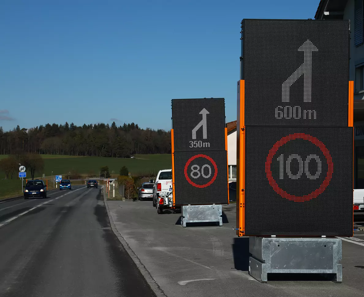 Zbinden-Anhänger Totem zur Beschilderung von Bauarbeiten auf Autobahnen