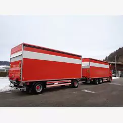 Anhänger und LKW mit Planenaufbau