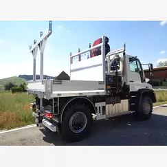 Kommunalfahrzeug mit Kran