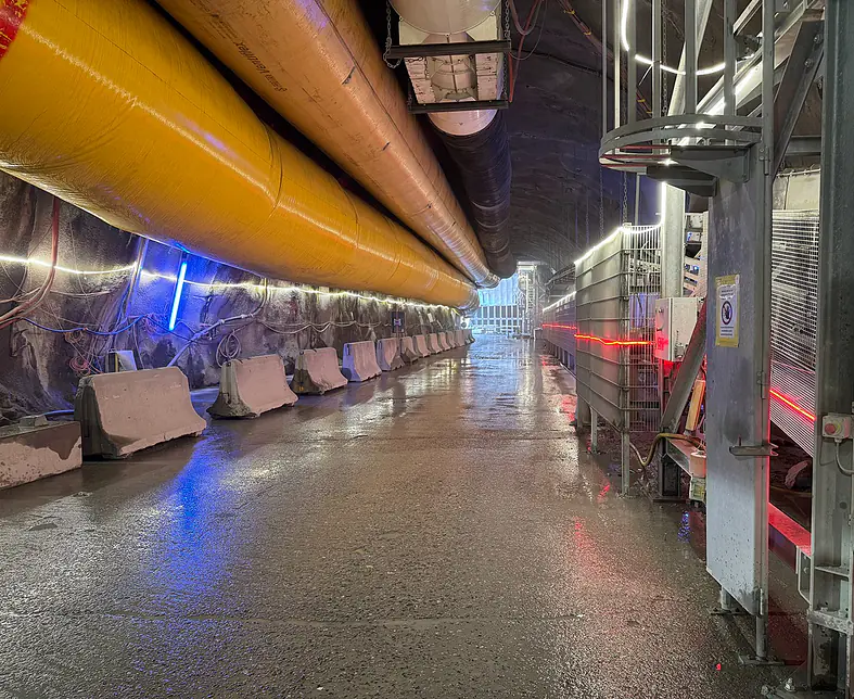 FlexLED 4000K, FlexLED rot im Gotthard 2. Röhre (1).jpg