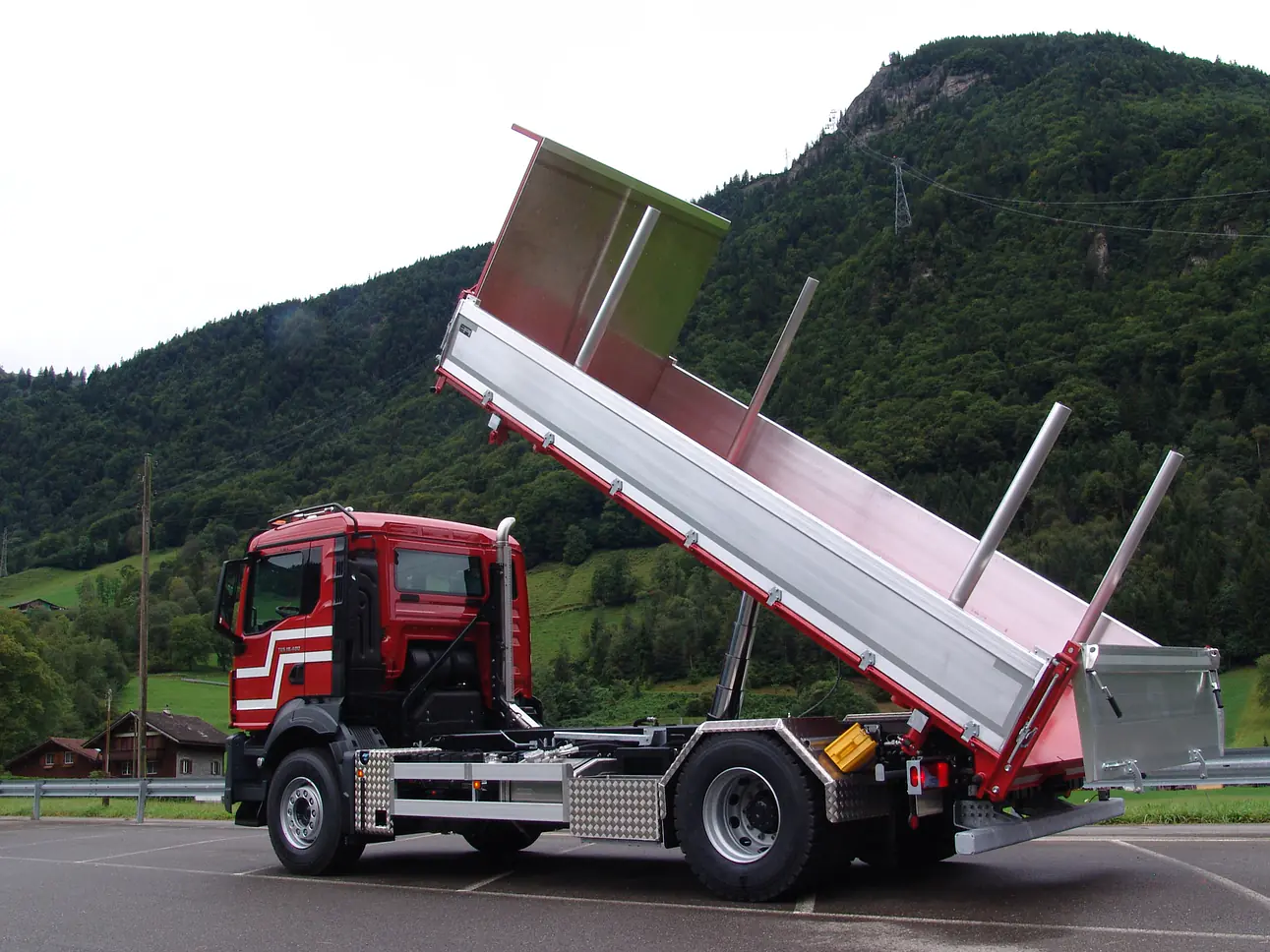 SUTTER 3-Seitenkipperaufbau mit Heckkran und Holzrungen