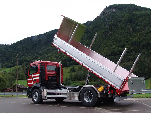 SUTTER 3-Seitenkipperaufbau mit Heckkran und Holzrungen