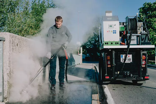 Désherbage sans produits chimiques avec de la vapeur d'eau chaude